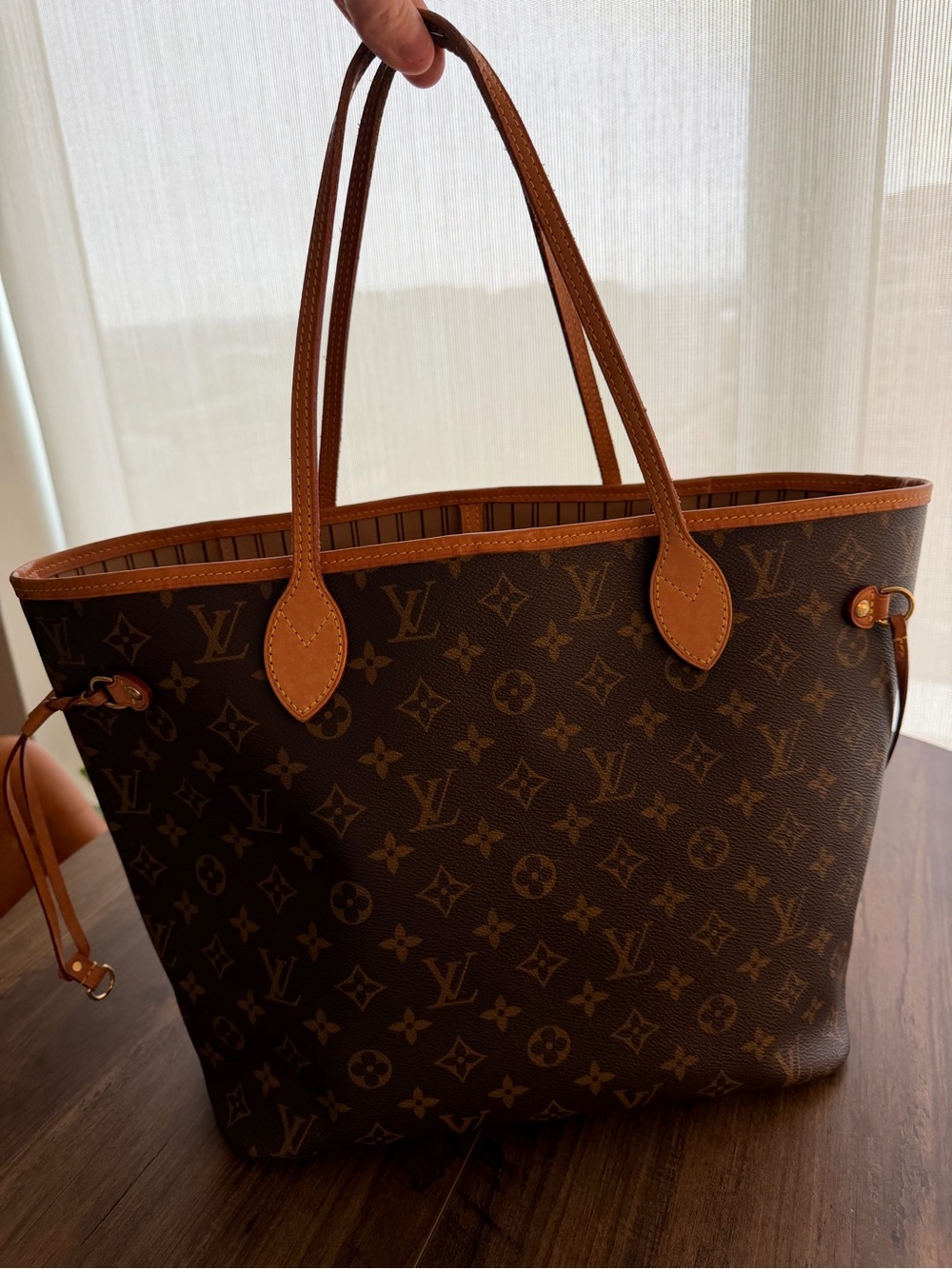 Louis Vuitton Monogram Neverfull Tote in classic monogram - Picture 2 of 8